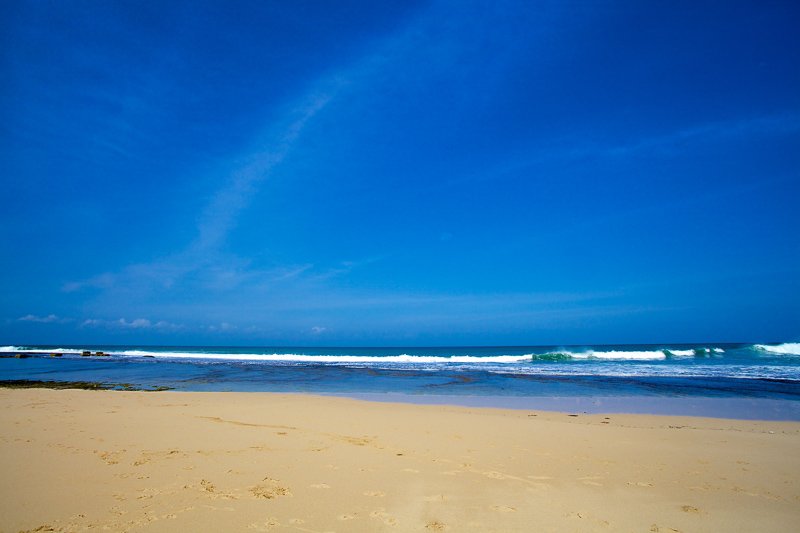 Pantai Sawarna: Keindahan Pantai Berpasir Putih dan Gua Karst