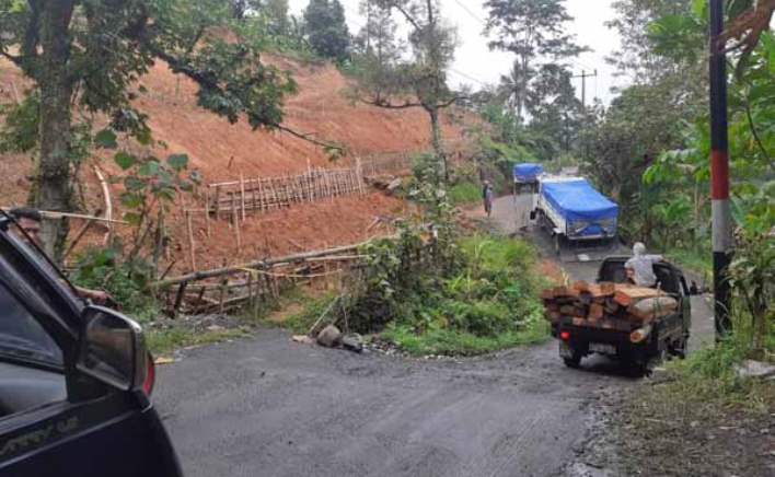 jalan dukuhkawung butuh perbaikan