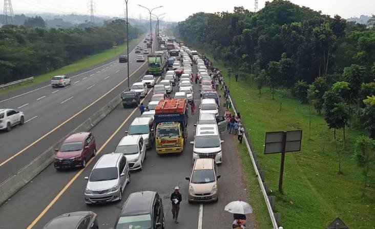 Puncak One Way arah Jakarta, Ribuan Kendaraan Terjebak Macet