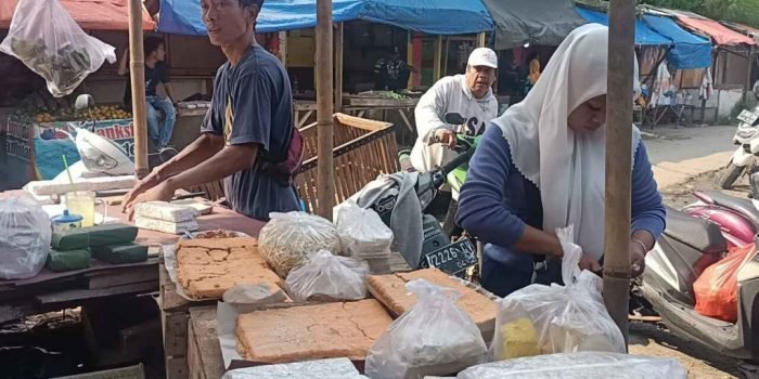 Harga Kedelai Masih Tinggi, Ukuran Tempe di Pasar Ciampea Diperkecil Harga Kedelai Masih Tinggi, Ukuran Tempe di Pasar Ciampea Diperkecil