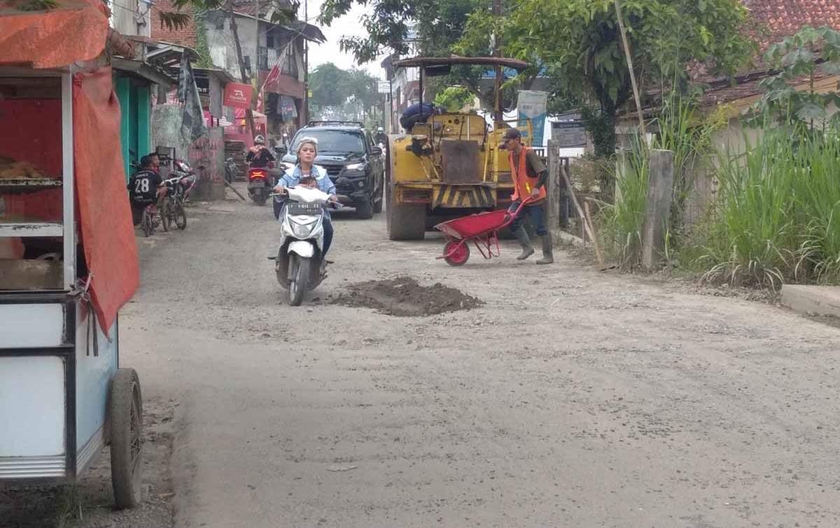 Betonisasi Jalan Dramaga-Petir, Penghasilan Sopir Angkot Anjlok