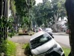 Diduga Pecah Ban, Toyota Calya Terperosok Masuk Got Di Bogor