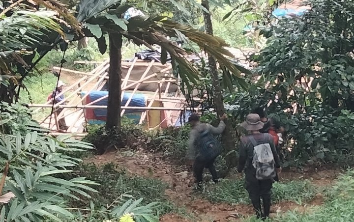 Satpol PP Cigudeg Bongkar Lubang Gurandil Cibugis Karena Khawatir Longsor Susulan