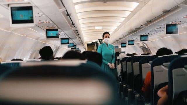 Ternyata Ini Alasan Pramugari Tak Bantu Angkat Koper Penumpang ke Kabin