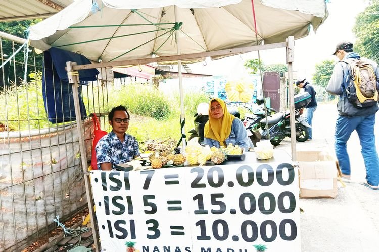 Anggota Ormas Bekasi Pamer Golok Ancam Pedagang Nanas