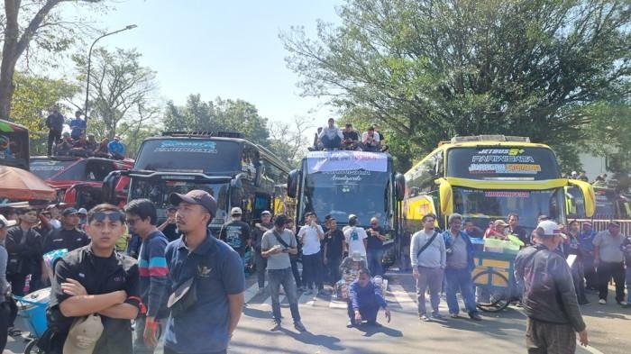 Sopir Kecewa, Ratusan Bus Diparkir di Jalan Surapati Bandung