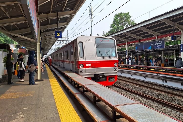 KRL Bogor-Jakarta Kota Terhambat, Ini Pengaturan Rute yang Dilakukan