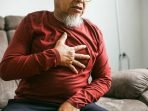 Ketika Orang Tua Mengeluh Nyeri Dada, Ini Langkah yang Harus Diambil!