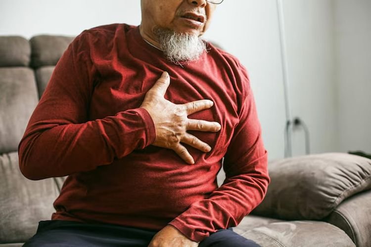 Ketika Orang Tua Mengeluh Nyeri Dada, Ini Langkah yang Harus Diambil!