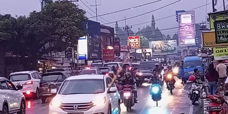 Antisipasi kemacetan Nataru, pemandu lalu lintas di Puncak Bogor diberi seragam
