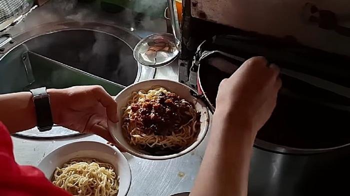 Mie Ayam Gadis: Rasa Legendaris, Harga Terjangkau Sejak 1987